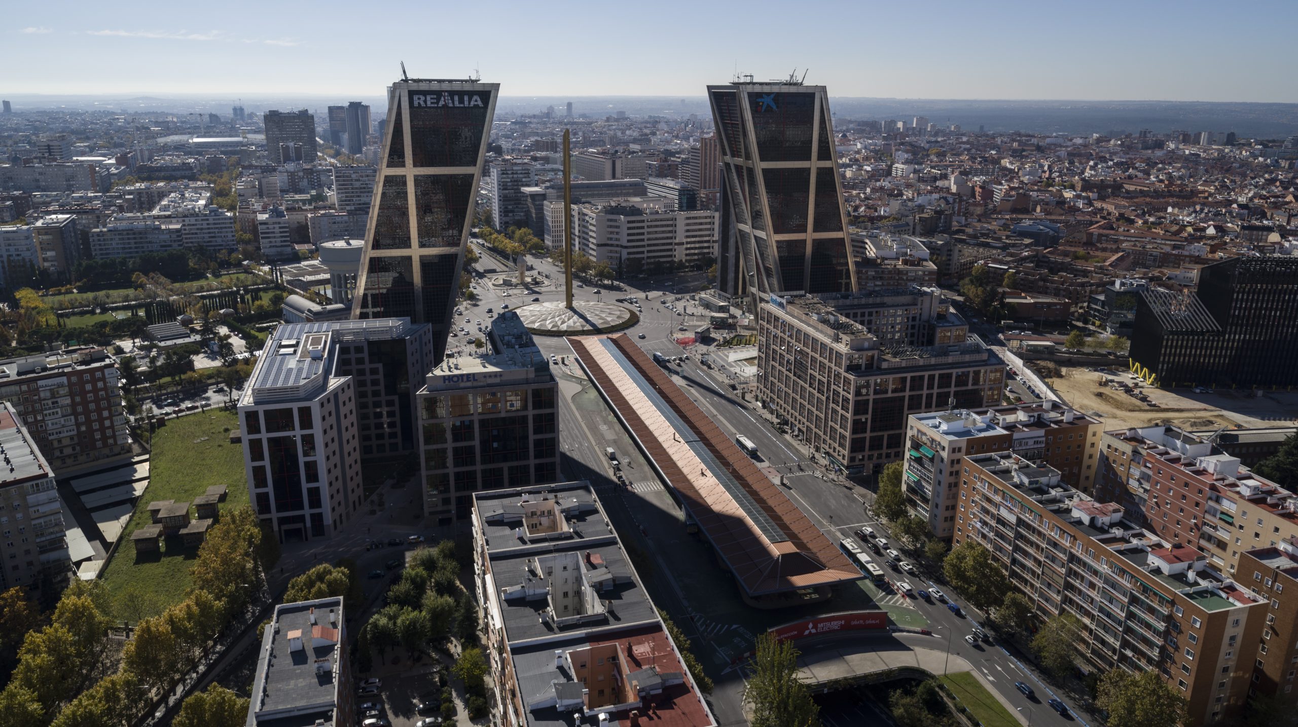 Volar drones en Plaza de Castilla Madrid con coordinación y permisos en entorno urbano