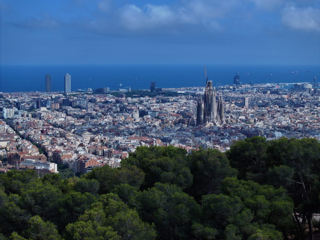 Volar drones en Barcelona con coordinación y permisos en entorno urbano