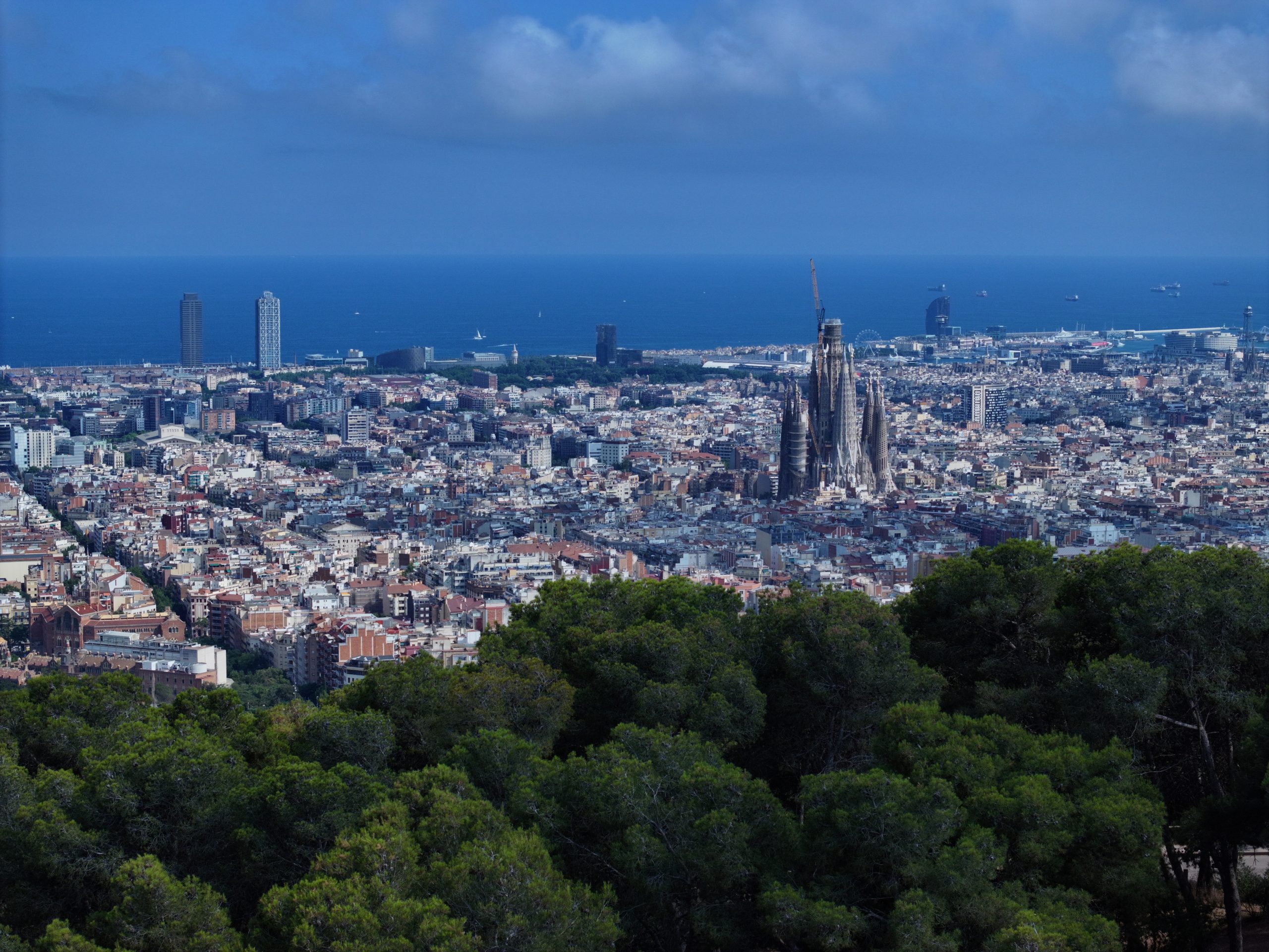 ¿Dónde volar drones en Barcelona en 2026? – Guía completa de zonas, normas y consejos