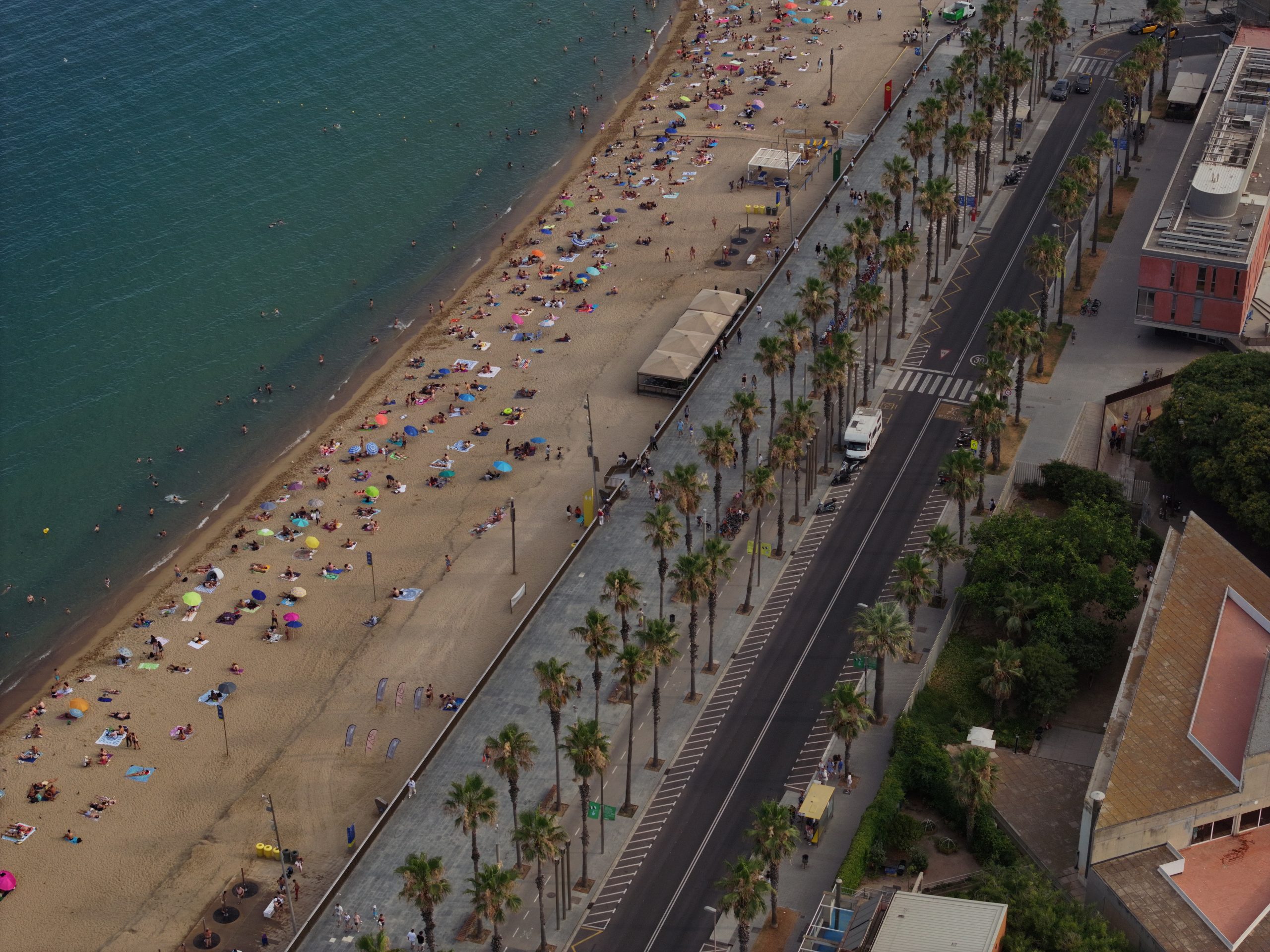 Volar drones en Barcelona con coordinación y permisos en entorno urbano