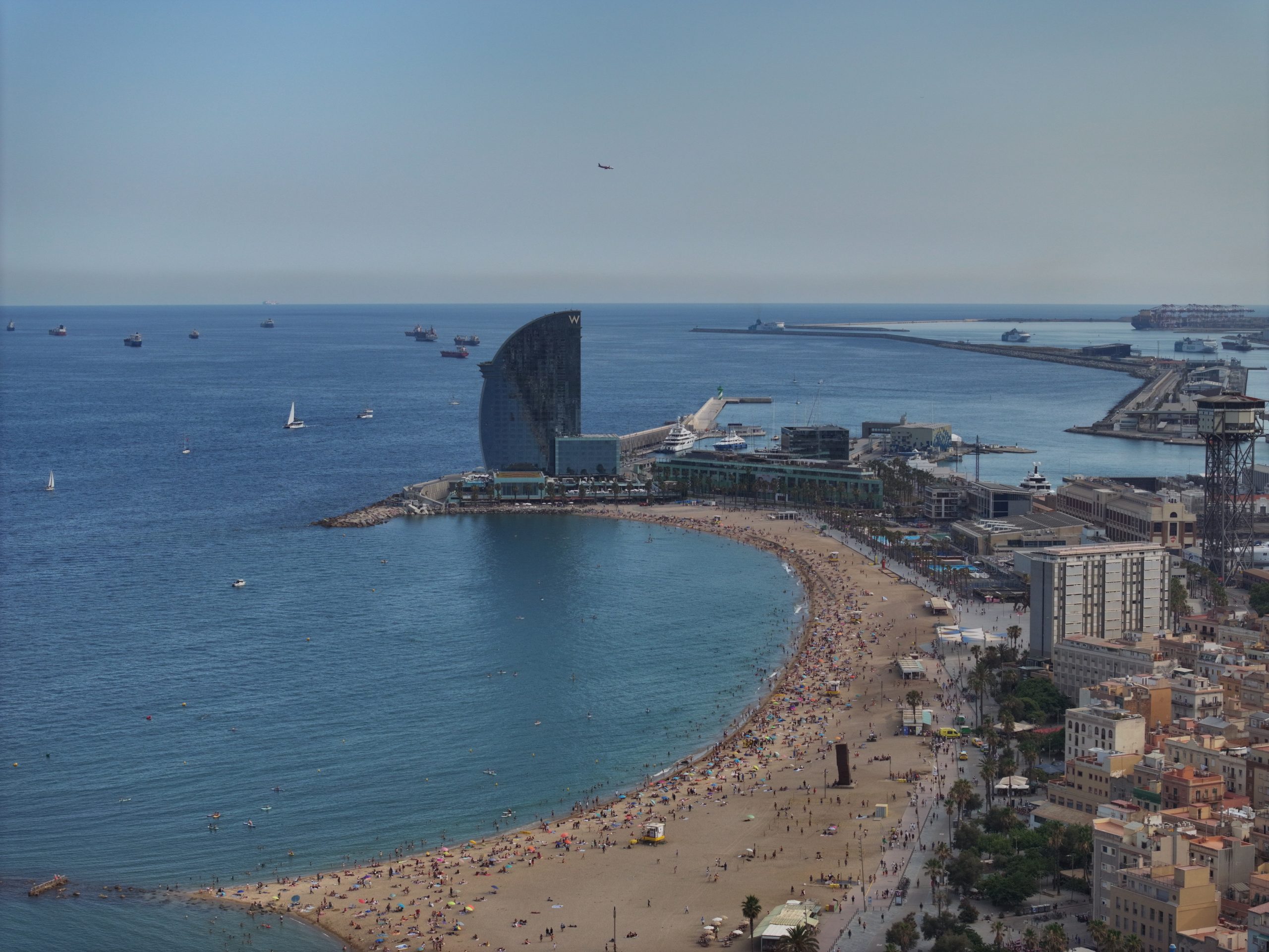 Volar drones en Barcelona con coordinación y permisos en entorno urbano