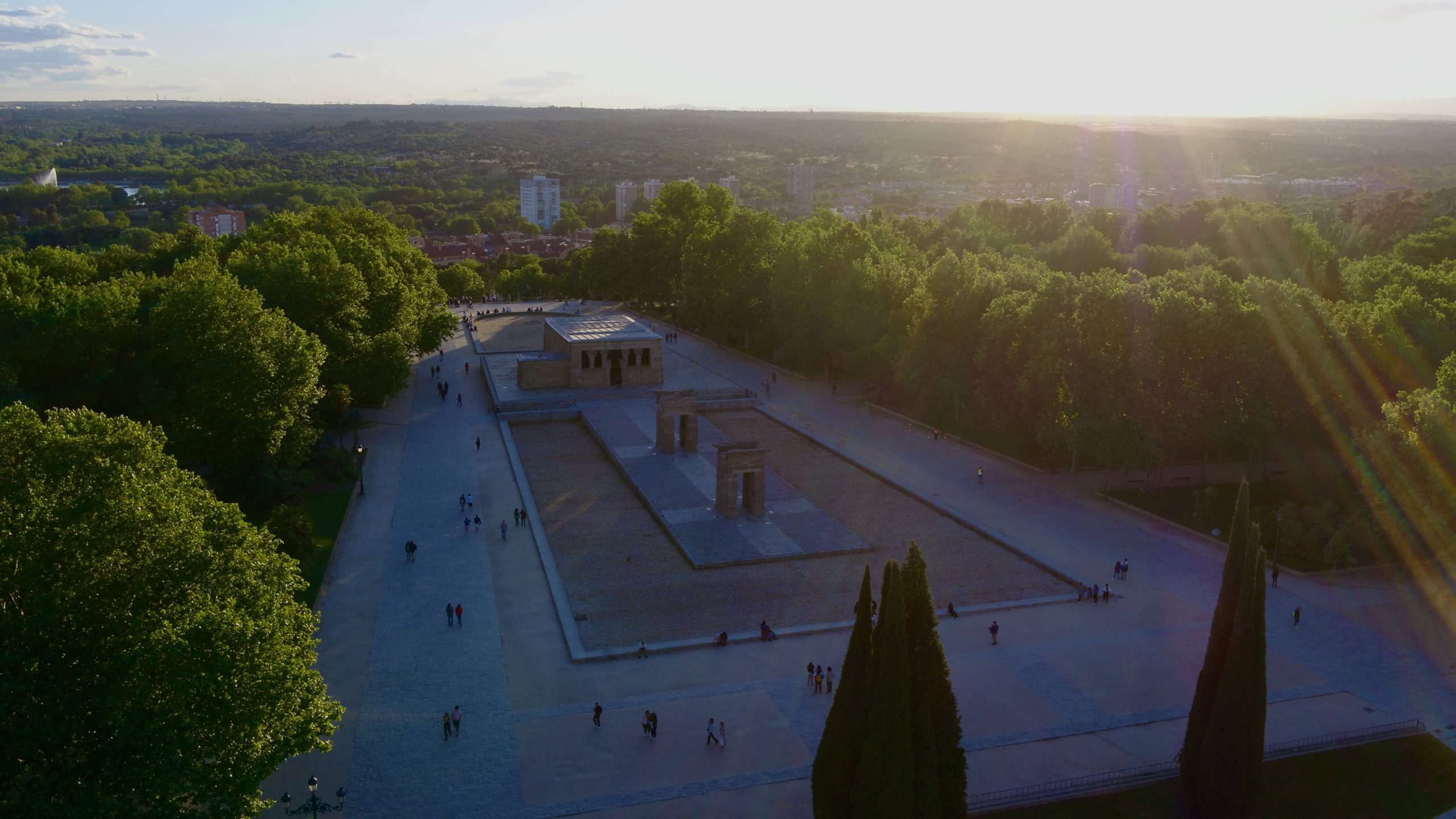 Volar drones en Templo de Debod con coordinación y permisos en entorno urbano